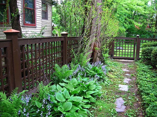 square lattice fence by Elyria Fence