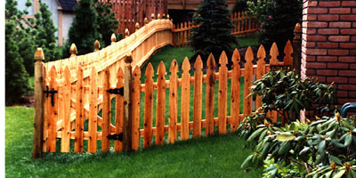 classic picket fence design by Elyria Fence