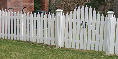 classic picket fence design by Elyria Fence