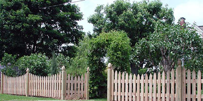 picket fence design by Elyria Fence