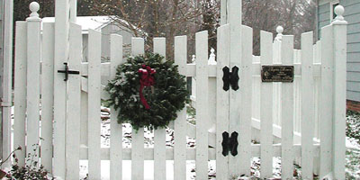 Sabre Scalloped Picket Fence built by Elyria Fence