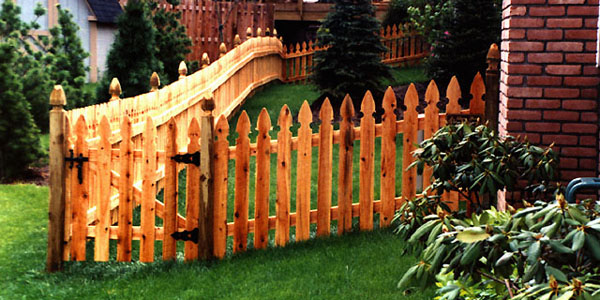Reverse Runner Picket Fence built by Elyria Fence.