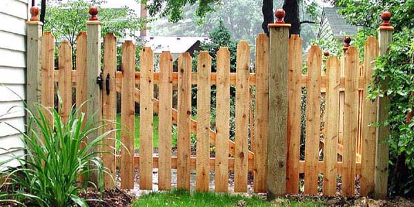 Reverse Runner Classic Picket Fence by Elyria Fence Company