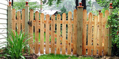 classic picket fence design by Elyria Fence