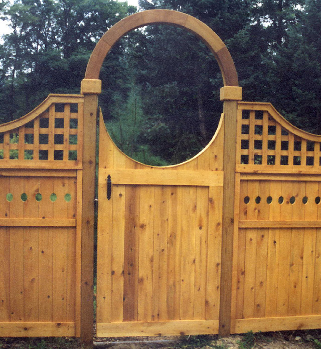 Sabre Scallop Wood Privacy Gate With Halo By Elyria Fence