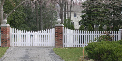Reverse Runner Picket and Privacy Fencing by Elyria Fence